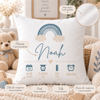 Zoom sur la personnalisation du coussin de naissance garçon avec prénom, date, poids, taille et heure.