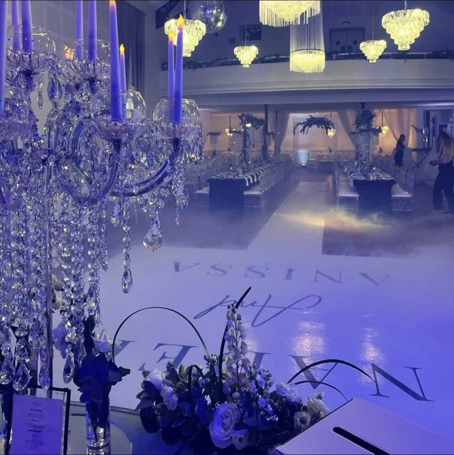 Piste de danse personnalisée pour mariage installée dans une salle de réception