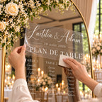 Illustration de la pose de stickers pour plan de table de mariage sur miroir avec film de transfert transparent.