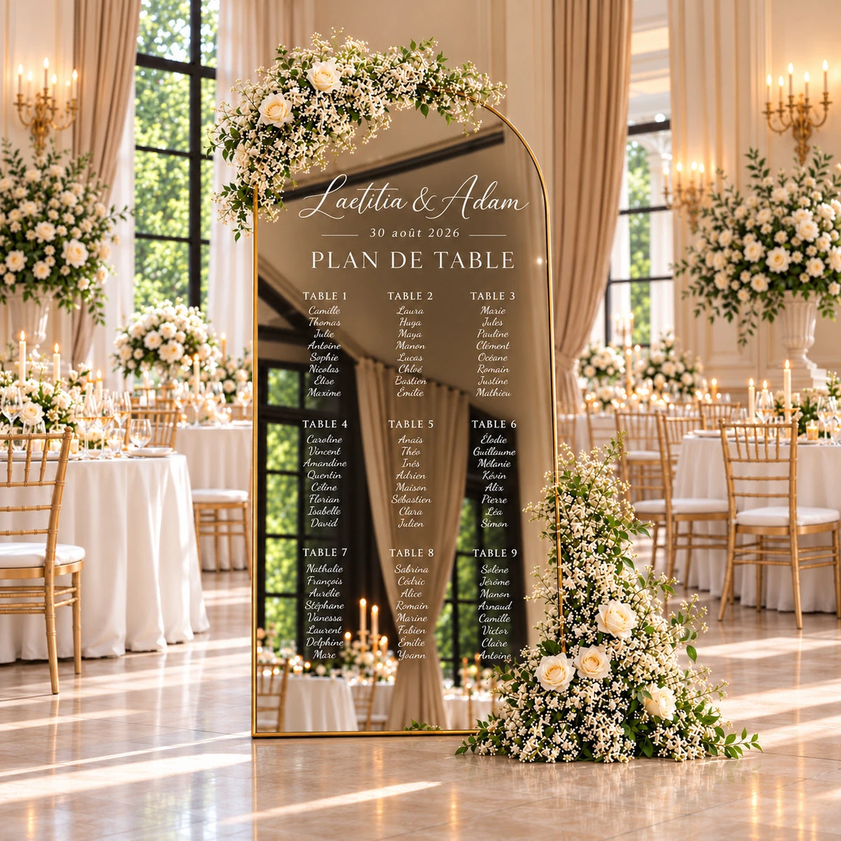 Sticker plan de table mariage personnalisé en lettrage blanc sur miroir doré fleuri, exemple Laetitia et Adam avec neuf tables.