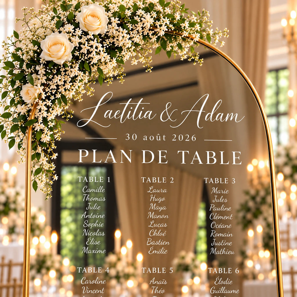 Zoom sur le lettrage adhésif blanc du plan de table mariage avec prénoms des mariés, date et tables des invités.