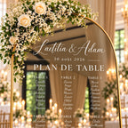 Zoom sur le lettrage adhésif blanc du plan de table mariage avec prénoms des mariés, date et tables des invités.